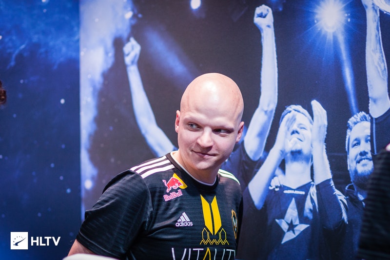 Тренер Vitality объяснил, для чего команде шесть игроков